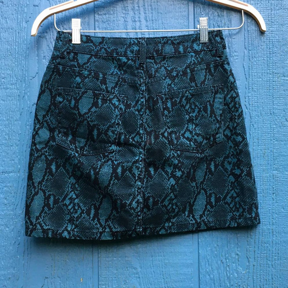 TopShop Women's Green Black Snake Print Mini Skirt Size 2 - Picture 2 of 3